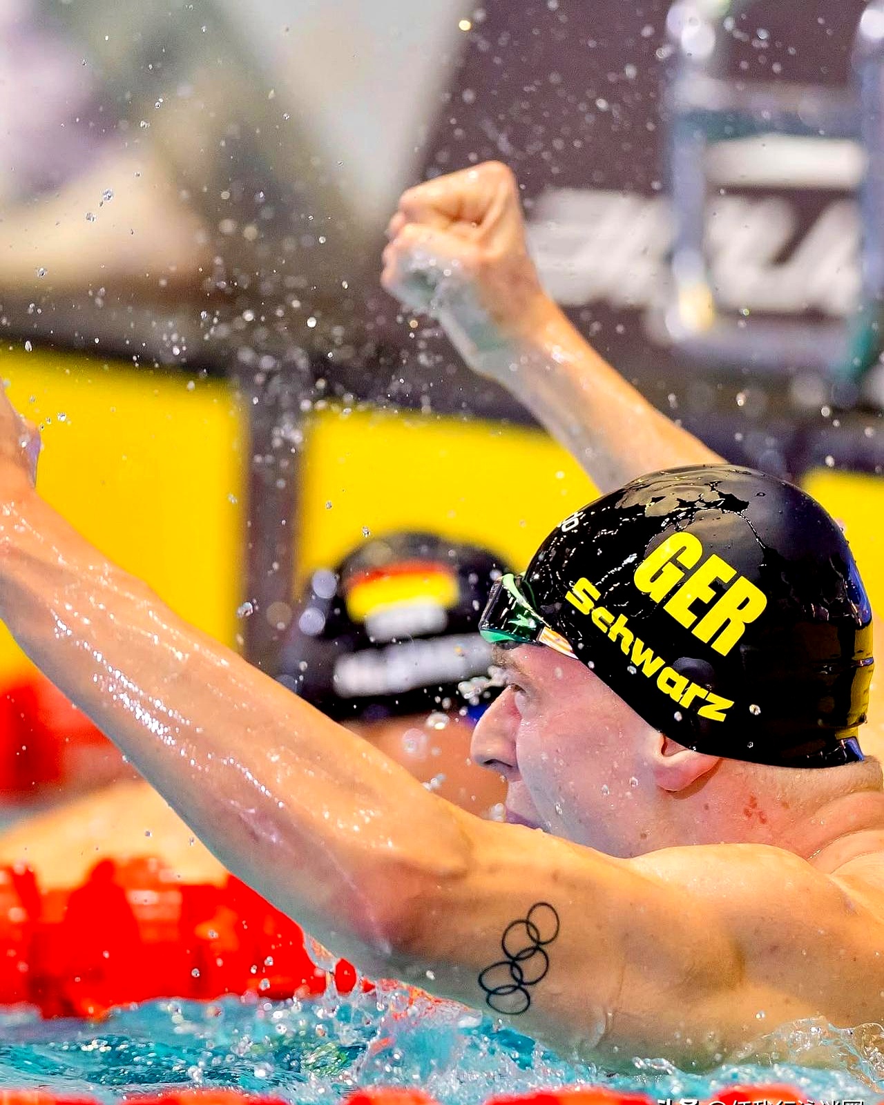 游泳选手刷新世界纪录,震撼全场 游泳选手刷新世界纪录,震撼全场