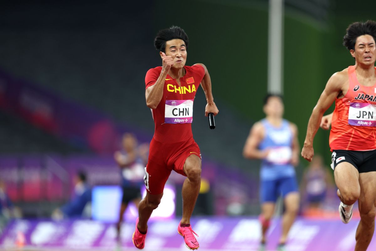 体育赛事不断刷新记录，球员冲刺激动人心