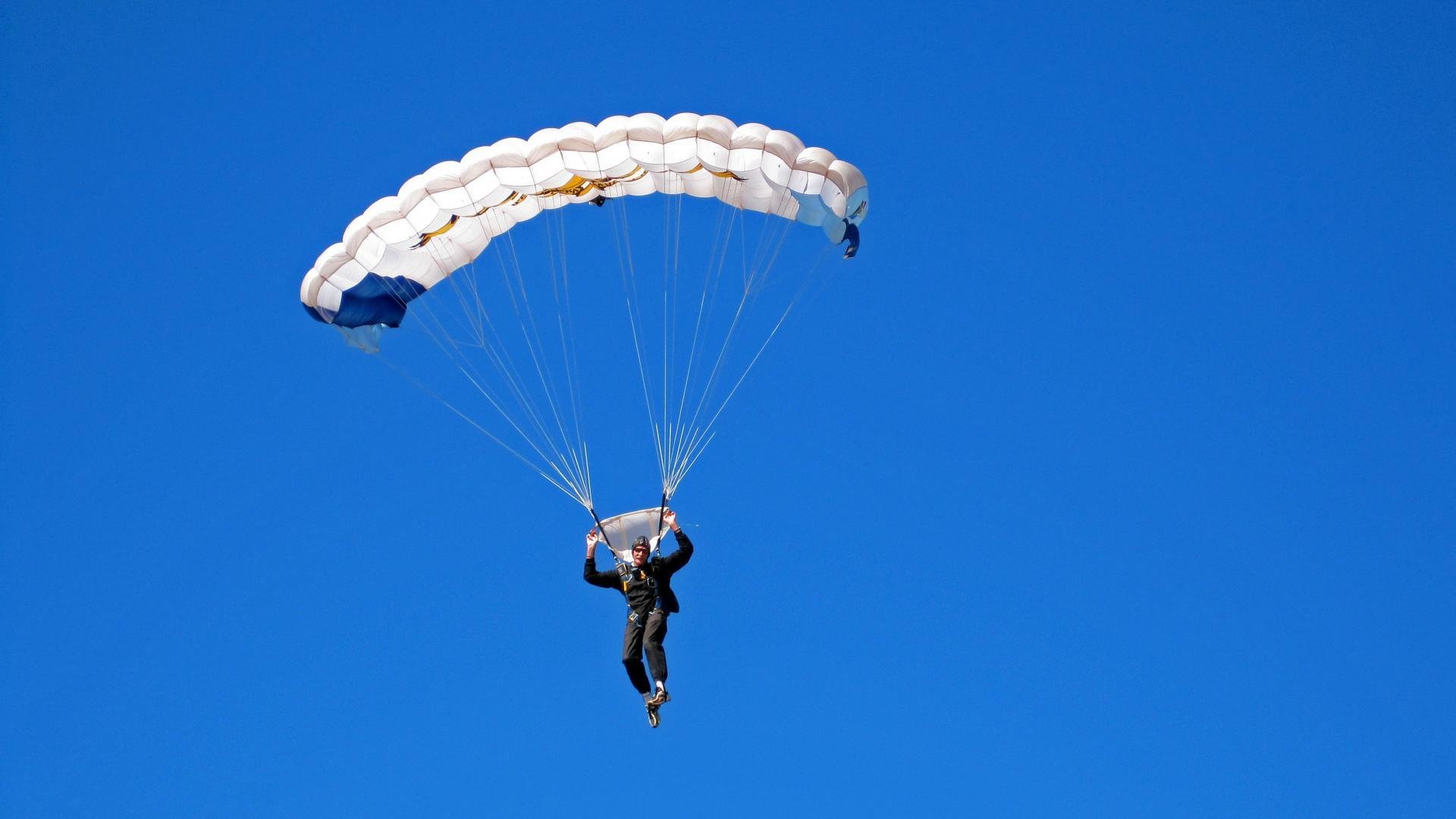 终局狂想曲，阿坎吉于阿布扎比之夜，以策略与勇气谱写冠军终章