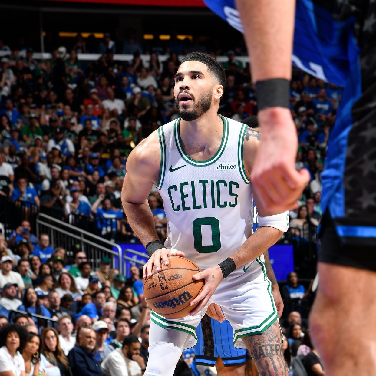 塔图姆点燃赛场,魔术压制新疆队 塔图姆点燃赛场,魔术压制新疆队